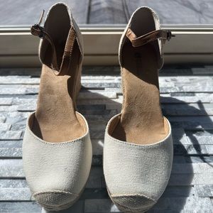 Great pair of sandals Great fit this season of spring or summer .